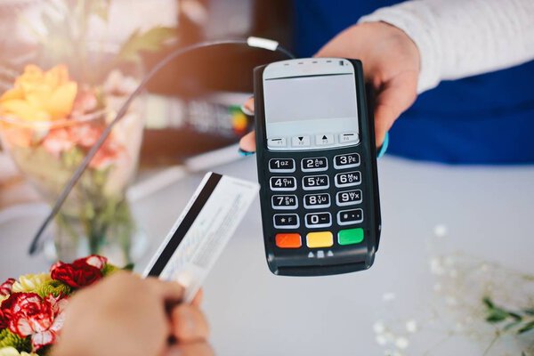 Клиент оплачивает кредитной картой