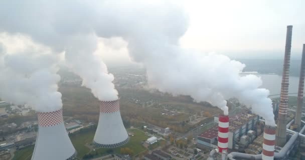 Humo blanco sobre central eléctrica — Vídeo de stock