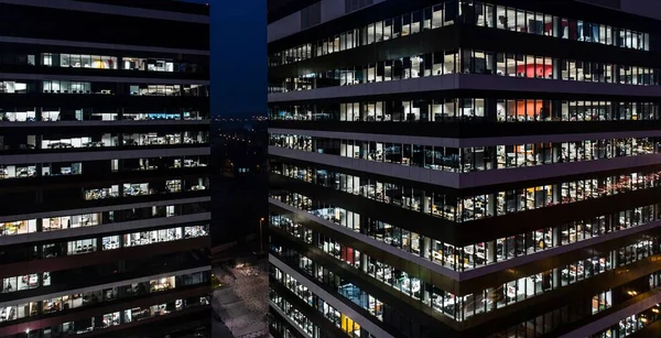 Kontorsbyggnad på natten — Stockfoto