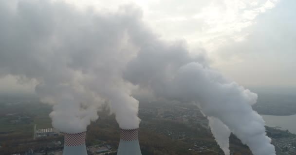 Humo blanco sobre central eléctrica — Vídeo de stock