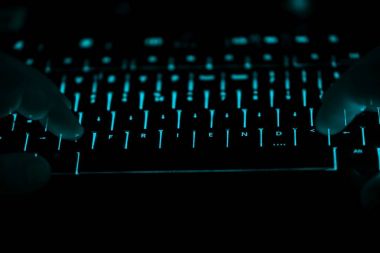 Arkadaş - gece ışıklı bilgisayar klavye üzerinde metin