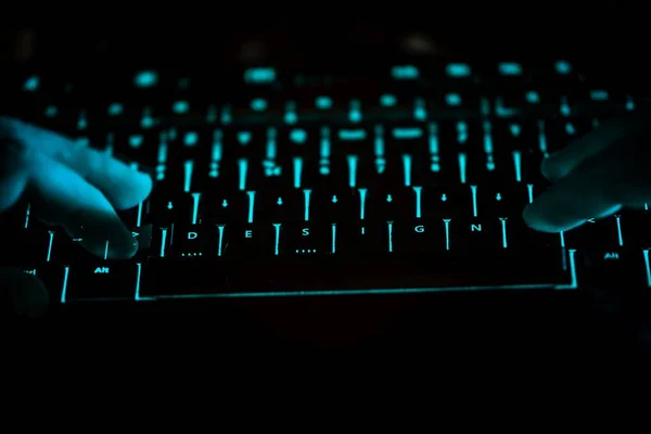 Diseño - texto en el teclado iluminado de la computadora por la noche . —  Fotos de Stock