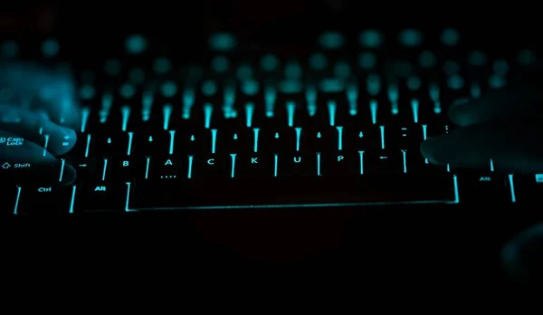 Backup - texto no teclado do computador iluminado à noite . — Fotografia de Stock