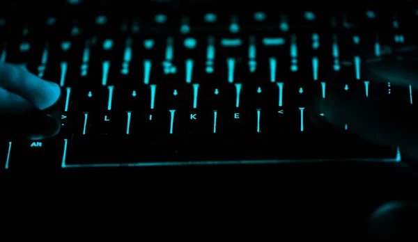 Como - texto no teclado do computador iluminado à noite . — Fotografia de Stock