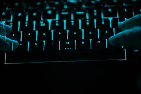 Vídeo - texto no teclado de computador iluminado à noite — Fotografia de Stock