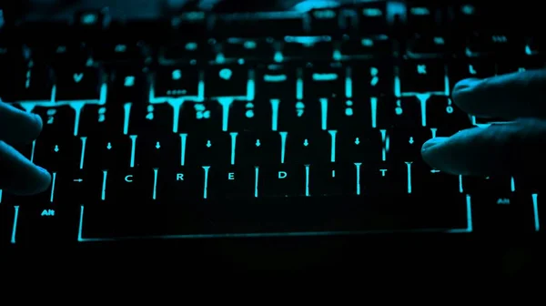 Crédito - texto sobre teclado de computador iluminado à noite . — Fotografia de Stock