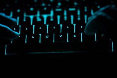 Aşk - gece ışıklı bilgisayar klavye üzerinde metin.