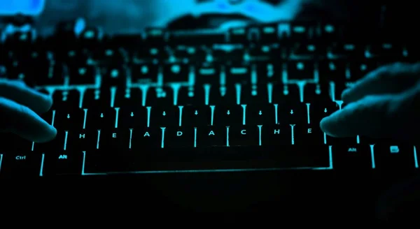 Dor de cabeça - texto no teclado do computador iluminado à noite . — Fotografia de Stock