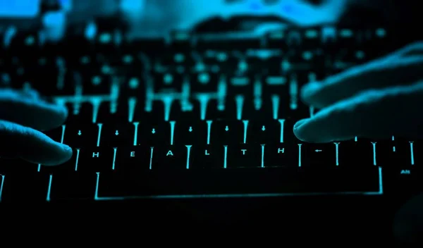 Saúde - texto no teclado do computador iluminado à noite — Fotografia de Stock