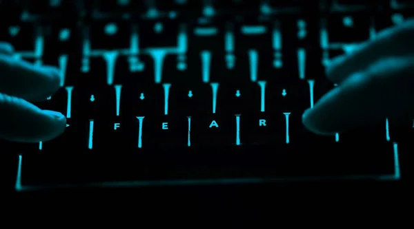 Angst - Text auf beleuchteter Computertastatur in der Nacht — Stockfoto