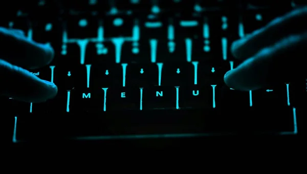 Menu - texto no teclado do computador iluminado à noite — Fotografia de Stock