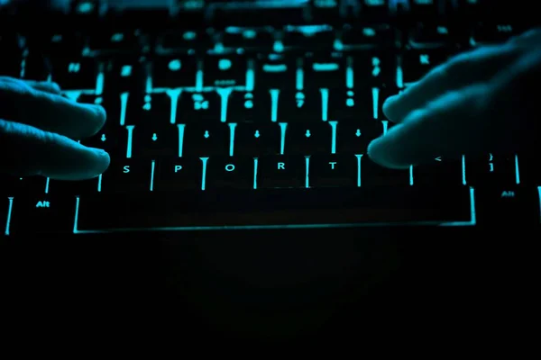 Sport - Text auf beleuchteter Computertastatur in der Nacht. — Stockfoto