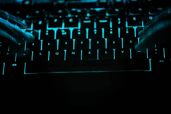 Solitário - texto sobre teclado de computador iluminado à noite . — Fotografia de Stock