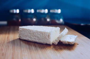 Ahşap kesme tahtası üzerinde beyaz sağlıklı peynir
