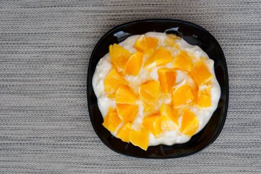 Portakal dilimleri ile beyaz doğal yoğurt