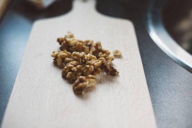 Kesme tahtası üzerinde taze wallnuts