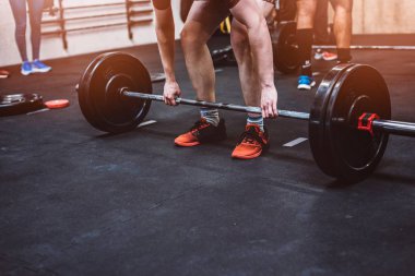 Halter deadlift için hazırlanıyor adama yakın çekim