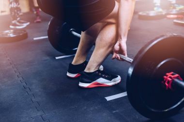 Halter deadlift için hazırlanıyor adama yakın çekim