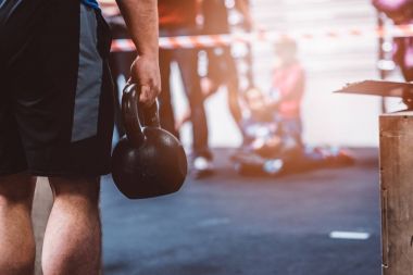 Adam kettlebell fonksiyonel fitness jimnastik salonu ile eğitim