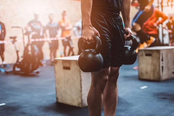Treino de homem com kettlebell no ginásio de fitness funcional — Fotografia de Stock