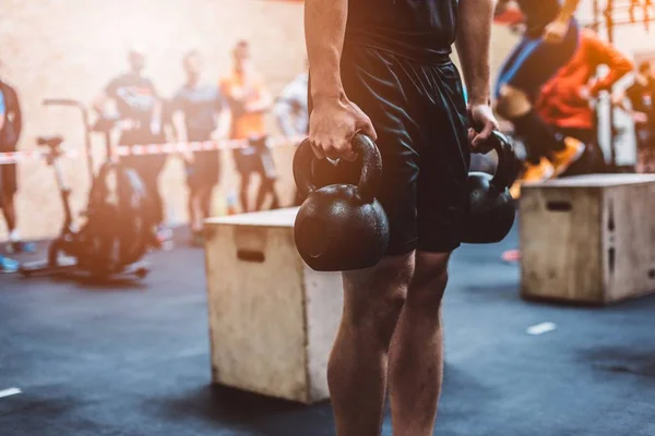 Człowiek, szkolenia z kettlebell w funkcjonalne siłownia — Zdjęcie stockowe