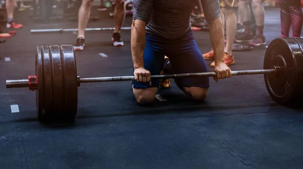 Крупним планом м'язистий чоловік готується до важкої атлетики — стокове фото