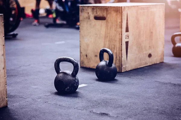 Kettlebells e caixa de salto de madeira — Fotografia de Stock