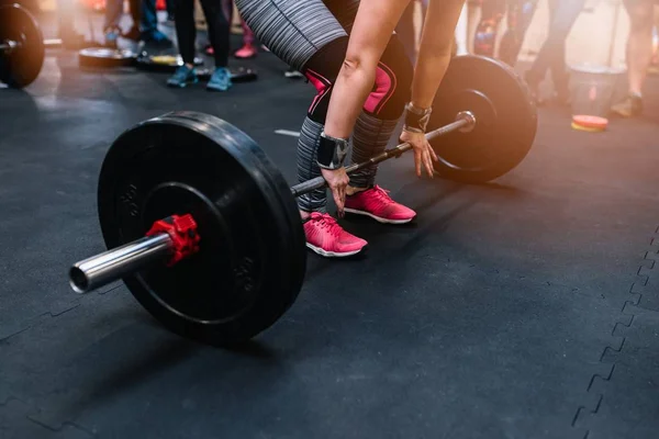 Mulher se preparando para barbell deadlift — Fotografia de Stock