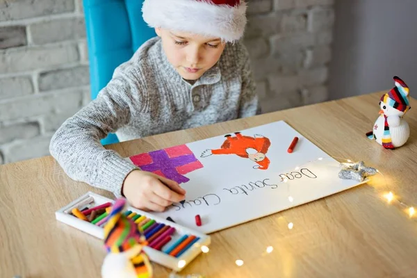 Ragazzo che disegna un disegno pastello di Babbo Natale — Foto Stock
