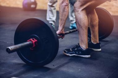 Adam bar salonunda yükseltir