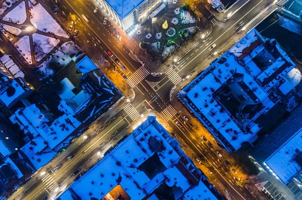 Vue aérienne du drone à l'intersection de la ville pendant la nuit d'hiver — Photo