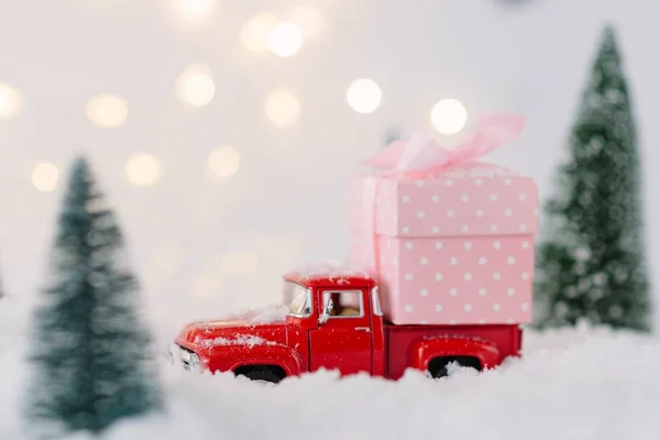 Czerwony Samochodzik niosąc Boże Narodzenie prezent. — Zdjęcie stockowe