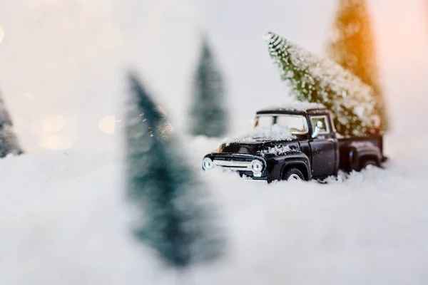 Auto in miniatura nera con albero di Natale . — Foto Stock
