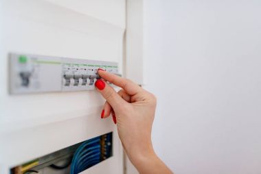 Kadın elektrik sigorta değiştirme