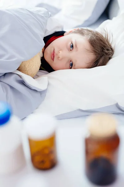 Huit ans malade garçon couché dans son lit — Photo