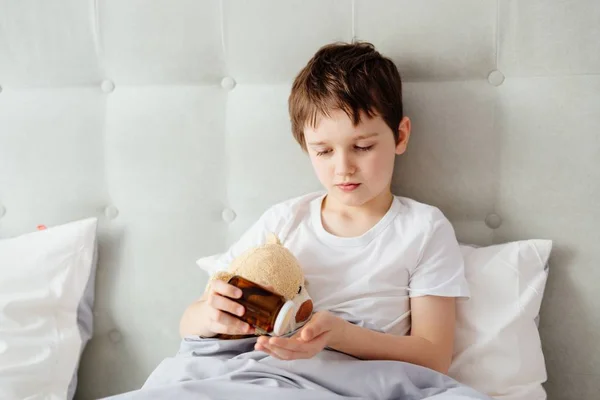 Niño tomando píldoras medicinales . — Foto de Stock