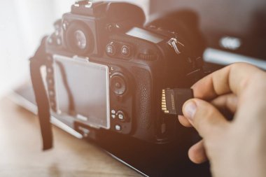 Erkek el dslr fotoğraf makinesi için hafıza kartı takılması
