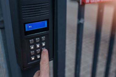 Adam güvenlik kodu ile otomatik özelliği kapı açma