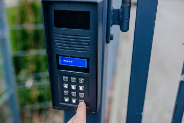 Hombre apertura automática puerta de propiedad con código de seguridad —  Fotos de Stock