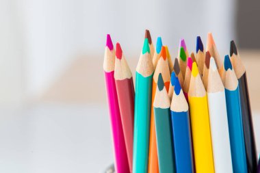 Office Kupası'nda ahşap renkli kalemler