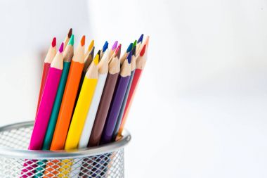 Office Kupası'nda ahşap renkli kalemler