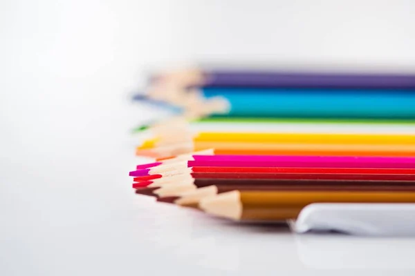Цветные деревянные карандаши подряд — стоковое фото