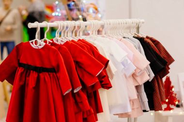 Yeni kız elbiseler moda mağaza ile Dükkanı askı.