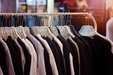 Yeni kıyafetler moda mağaza ile Dükkanı askı.