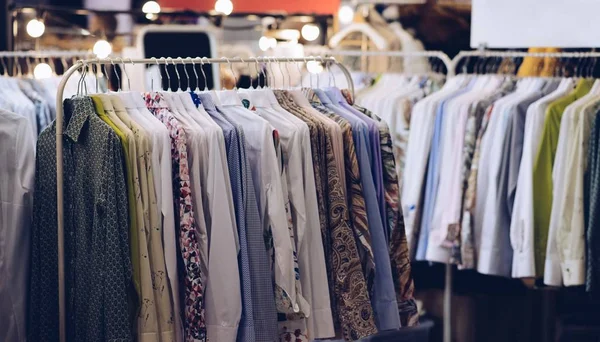 Colgador de tienda con camisas de hombre nuevas en la tienda de moda . — Foto de Stock