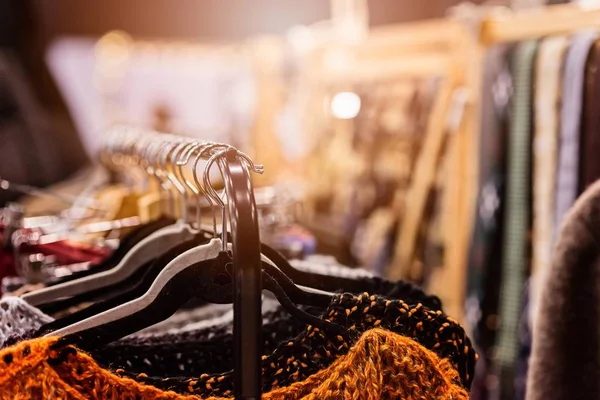 Yeni kıyafetler moda mağaza ile Dükkanı askı.