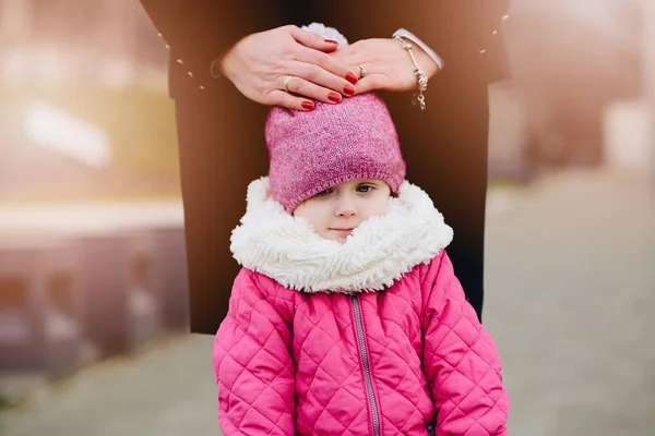 Kleine 2 jaar oude kind meisje op winter wandeling — Stockfoto