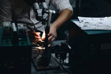 Adam onun elektrik atölye