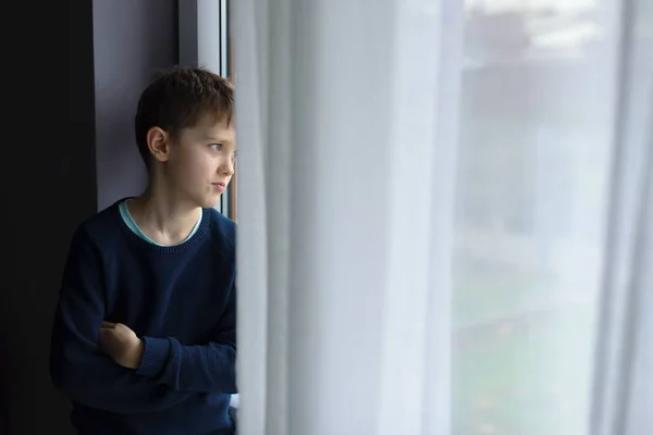 Tråkigt ensam liten pojke barn — Stockfoto