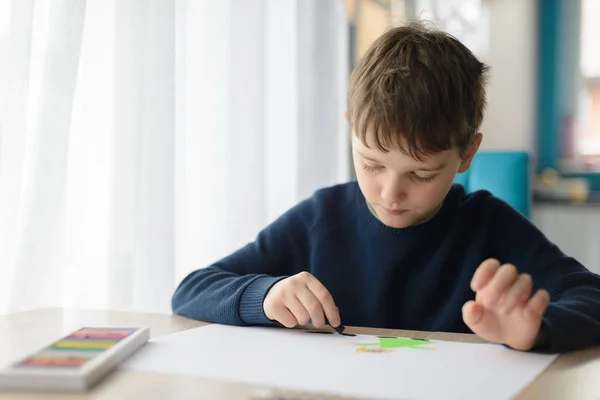 Glücklich 8 Jahre Junge Kind zeichnet eine Grußkarte für seine Oma — Stockfoto